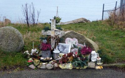 Les croix de bois fleurissent au bord de la route